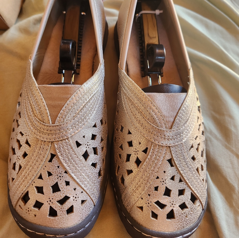 Jambu 9 1/2 W Shimmer Champagne Slip On